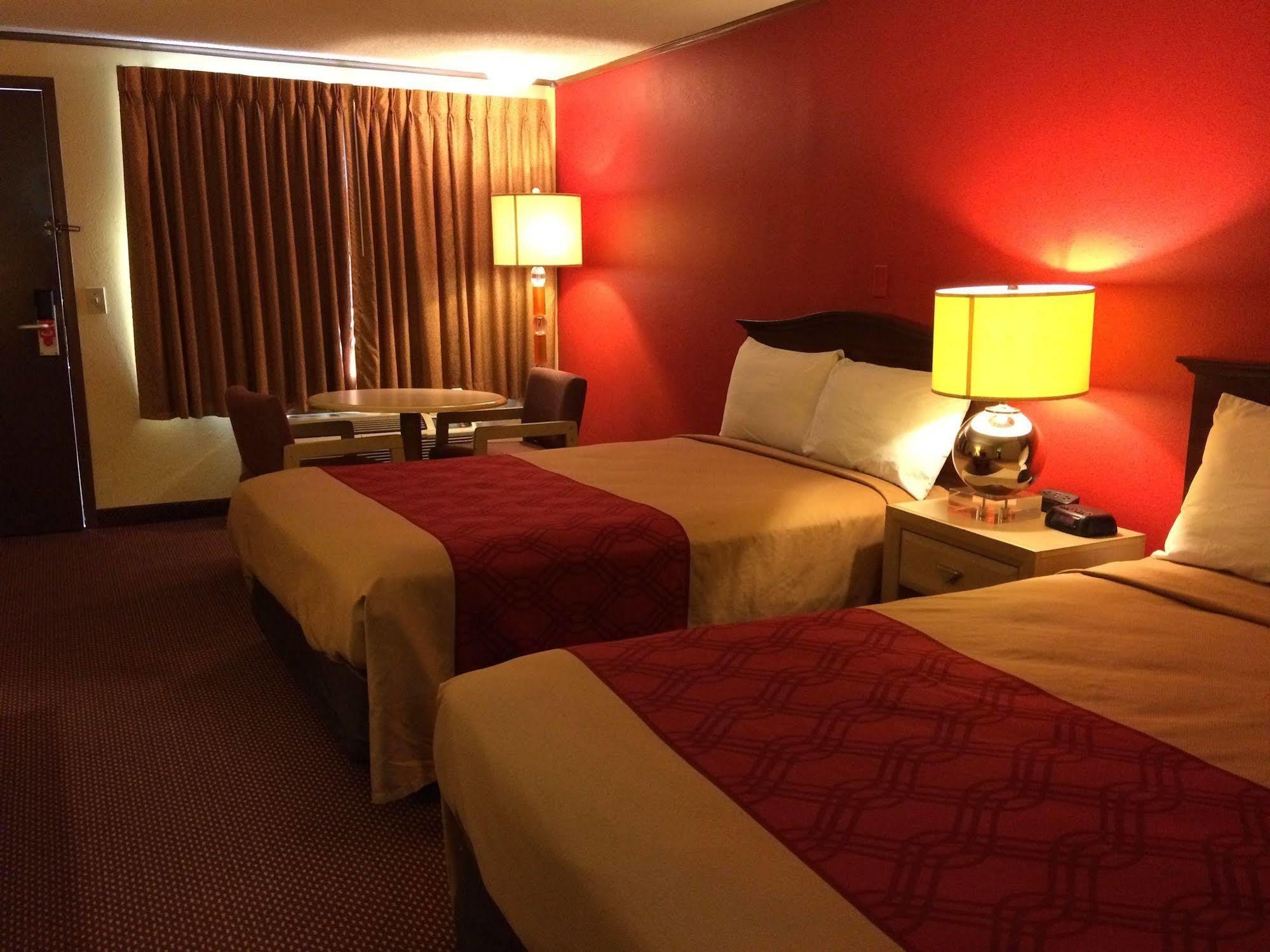 Econo Lodge Норуолк Экстерьер фото