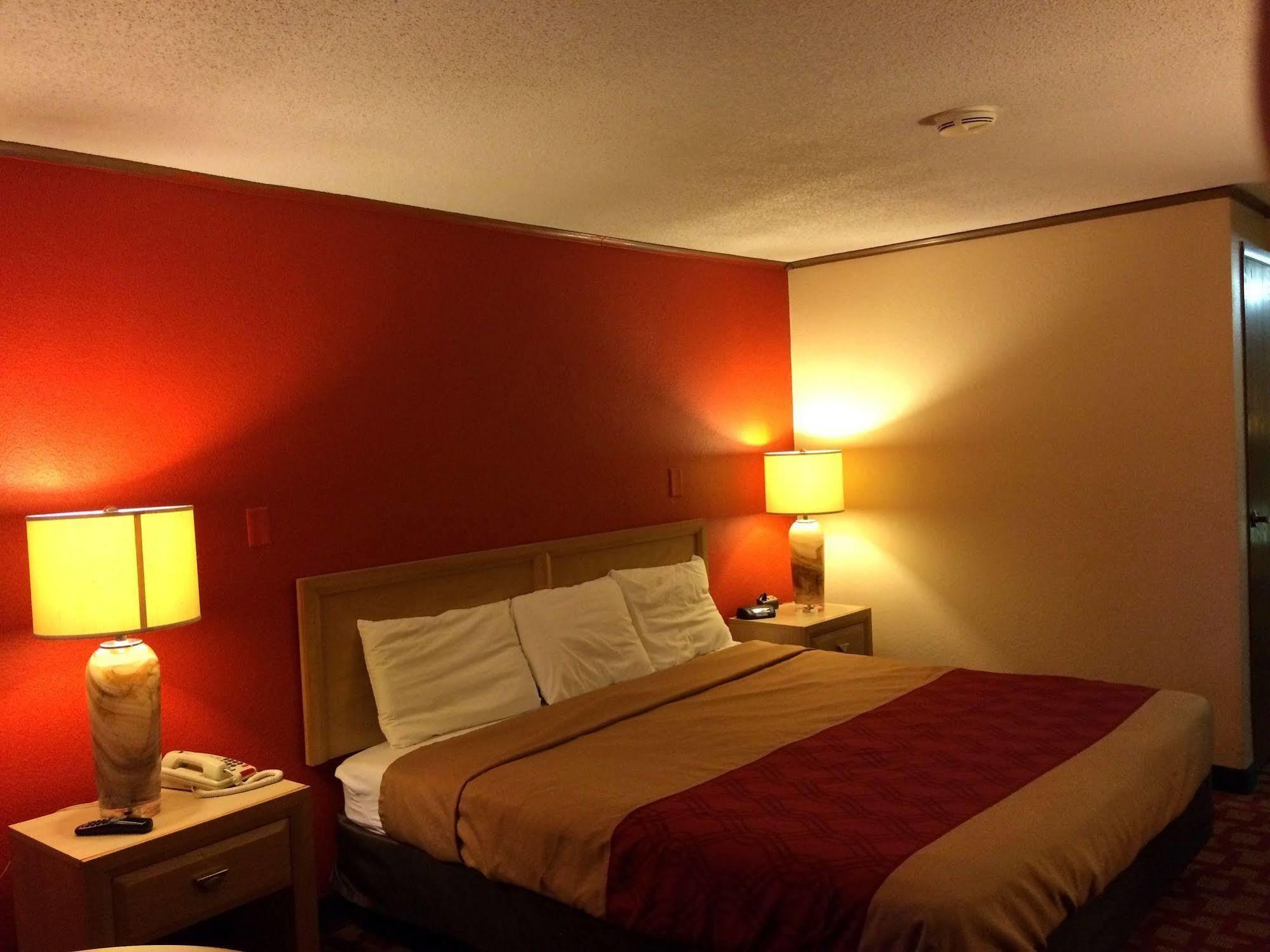 Econo Lodge Норуолк Экстерьер фото