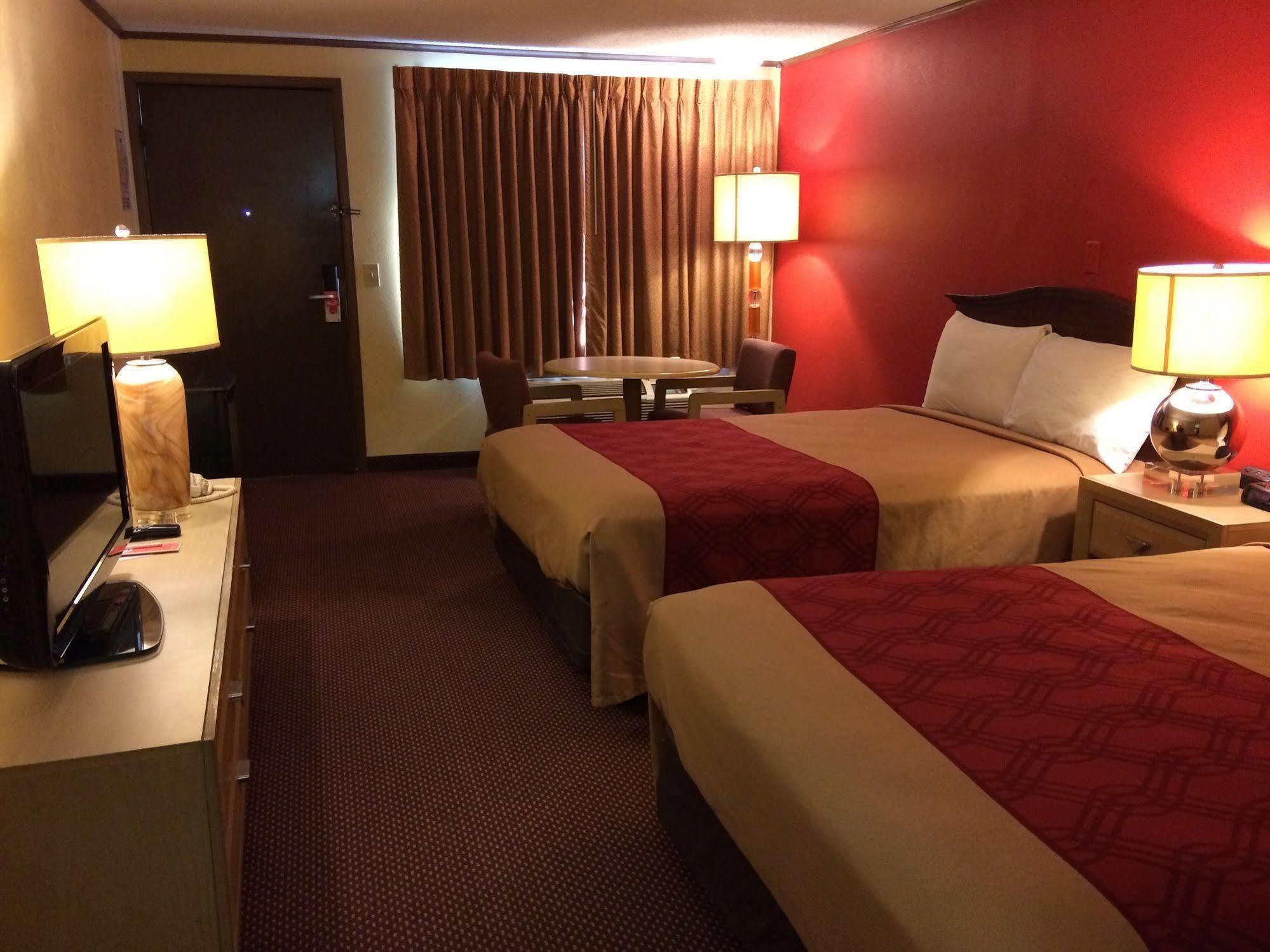 Econo Lodge Норуолк Экстерьер фото